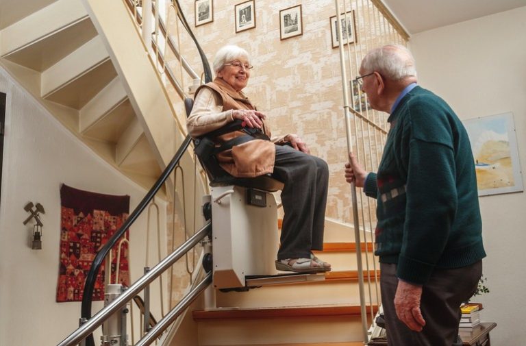 Pflege zu Hause Platz schaffen und Sturzgefahren